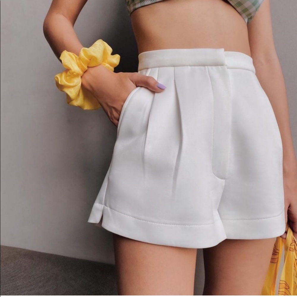 White high waist short
